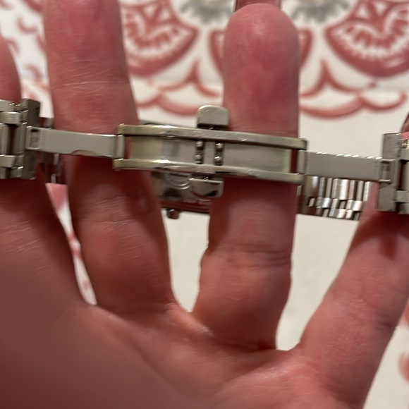 Fendi watch with sapphire crystals. Just needs a battery. - Picture 7 of 8